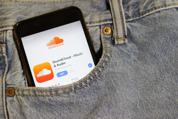 Los Angeles, California, Usa - 10 Ekim 2019: Uygulama Mağazasında Soundcloud logosu olan cep telefonu.