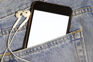 Müzik içeriği için şablon. Beyaz ekran ve kulaklıkları olan bir akıllı telefon..
