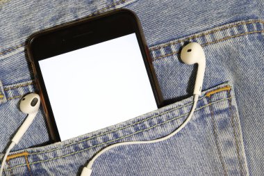 Müzik içeriği için şablon. Beyaz ekran ve kulaklıkları olan bir akıllı telefon..