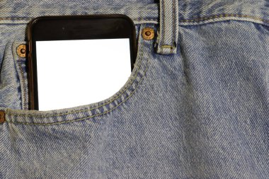 Açık mavi kotun cebinden süzülen beyaz ekranlı telefonu taklit et. Tasarım şablonu. Denim. Mobil içeriğin gündelik kullanımı. Metin veya reklam için boş alan