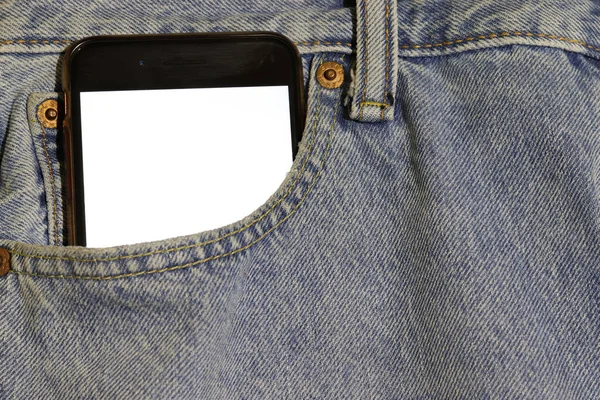 Preencha o telefone da tela branca espreitando para fora do bolso de jeans azul claro. Modelo para design. Denim. Uso casual de conteúdo móvel. Espaço livre para texto ou propaganda — Fotografia de Stock