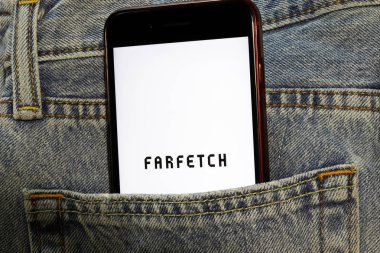 Üzerinde mavi kot pantolon cebinde Fargetch logosu olan cep telefonu. Los Angeles, California, Usa - 13 Ekim 2019, Illustrative Editorial