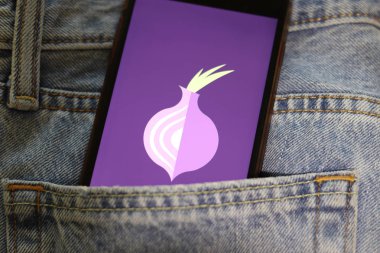Ekranda mavi kot pantolonun cebinde Tor Onion Browser logosu olan telefon. Los Angeles, California, Usa - 13 Ekim 2019, Illustrative Editorial