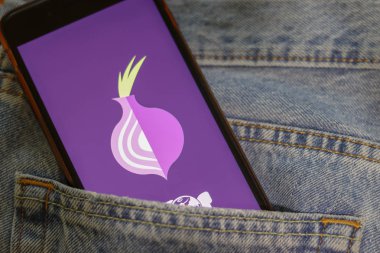 Ekranda mavi kot pantolonun cebinde Tor Onion Browser logosu olan telefon. Los Angeles, California, Usa - 13 Ekim 2019, Illustrative Editorial