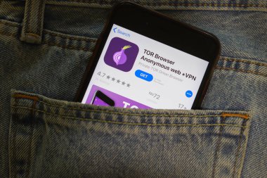 Üzerinde mavi kot pantolon cebinde Tor Onion Browser logosu olan cep telefonu. Los Angeles, California, Usa - 13 Ekim 2019, Illustrative Editorial