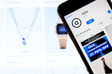 Asos moda kıyafet logosu ve uygulaması bir dizüstü bilgisayarın üzerinde ürünlerle birlikte. Los Angeles, California, Usa - 13 Ekim 2019, Illustrative Editorial