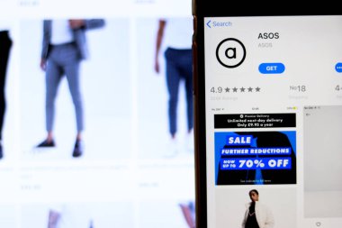 Asos moda kıyafet logosu ve uygulaması bir dizüstü bilgisayarın üzerinde ürünlerle birlikte. Los Angeles, California, Usa - 13 Ekim 2019, Illustrative Editorial
