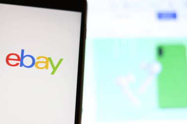 Arka planda bulanık tarayıcı olan ebay logosu telefonda. Los Angeles, California, Usa - 13 Ekim 2019, Illustrative Editorial