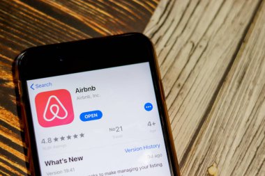 Üzerinde Airbnb logosu olan cep telefonu ahşap masa arkasında. Los Angeles, California, Usa - 13 Ekim 2019, Illustrative Editorial