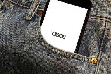 Kot pantolonun cebinde Asos logosu olan cep telefonu. Los Angeles, California, Usa - 13 Ekim 2019, Illustrative Editorial