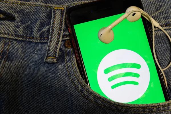 Κινητό Τηλέφωνο Λογότυπο Spotify Στην Οθόνη Στην Τσέπη Του Μπλε — Φωτογραφία Αρχείου