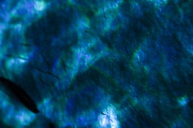 Bokeh 'li koyu mavi taş doku. Işıklı arka plan. Boş şablon için boşluğu kopyala. Sıra dışı yüzey.