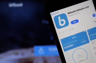 Appstore 'da Bitbank logosu olan cep telefonu ekranı laptopta web sitesini kapat. Bitbank.com ile bulanık arkaplan. Los Angeles, California, Usa - 27 Ekim 2019, Illustrative Editorial