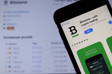 Ekranda Bitstamp logosu olan cep telefonu, dizüstü bilgisayarında web sitesi olan yakın plan. Bitstamp kripto ticaretiyle bulanık bir arkaplan. Los Angeles, California, Usa - 27 Ekim 2019, Illustrative Editorial