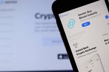 Gemini 'li cep telefonu: Ekranda Bitcoin logosu satın alın. Bilgisayarda web sitesini kapatın. Bulanık Gemini web sitesi geçmişi. Los Angeles, California, Usa - 27 Ekim 2019, Illustrative Editorial