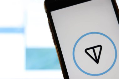 Ekranda Telegram Open Network logosu olan cep telefonu. Laptop 'ta Telegram uygulaması var. Telegram ile bulanık arkaplan. Los Angeles, California, Usa - 27 Ekim 2019, Illustrative Editorial