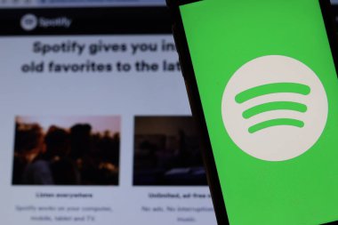 Spotify logolu cep telefonu ekranda. Bilgisayarında web sitesi var. Spotify ile geçmişi bulanık. Los Angeles, California, Usa - 27 Ekim 2019, Illustrative Editorial
