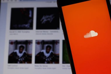 Ekranda Twitch logosu olan cep telefonu dizüstü bilgisayarında web sitesi olan yakın plan. Facebook ile bulanık bir arkaplan. Los Angeles, California, Usa - 27 Ekim 2019, Illustrative Editorial