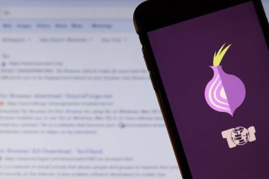Ekranda Tor Onion Browser logosu olan cep telefonu bilgisayarda web sitesini kapat. Tor Search ile bulanık arkaplan. Los Angeles, California, Usa - 27 Ekim 2019, Illustrative Editorial
