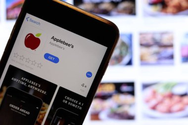 Applebee 'nin logosunu uygulama mağazasına koyan cep telefonu ekranı dizüstü bilgisayarında web sitesini kapat. Applebees 'in geçmişi bulanık. Los Angeles, California, Usa - 27 Ekim 2019, Illustrative Editorial