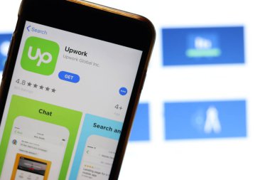 Ekranda Upwork simgesi olan cep telefonu dizüstü bilgisayardaki web sitesini kapat. Upwork sitesi ile bulanık arkaplan. Los Angeles, California, Usa - 27 Ekim 2019, Illustrative Editorial