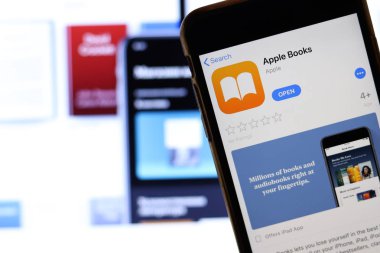 Bilgisayarında Apple Books simgesi olan cep telefonu web sitesini kapat. Apple Books ve itunes hakkında bulanık bir arkaplan. Los Angeles, California, Usa - 27 Ekim 2019, Illustrative Editorial