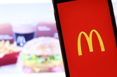 Ekranda McDonald 's logosu olan cep telefonu bilgisayarda web sitesini kapat. McDonalds yemeğiyle geçmişi bulanık. Los Angeles, California, Usa - 27 Ekim 2019, Illustrative Editorial