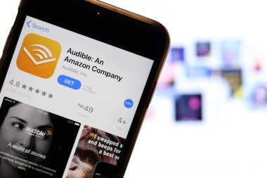 Ekranda İşitme simgesi olan cep telefonu dizüstü bilgisayardaki web sitesini kapat. İşitme alanı ile bulanık arkaplan. Los Angeles, California, Usa - 27 Ekim 2019, Illustrative Editorial