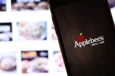 Ekranda Applebee 'nin logosunun olduğu cep telefonu bilgisayarda web sitesini kapat. Applebees ızgarası ve barı ile geçmişi bulanık. Los Angeles, California, Usa - 27 Ekim 2019, Illustrative Editorial