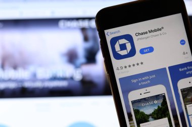 Cep telefonunda Chase Mobil simgesi var. Bilgisayarda web sitesini kapatın. Chase Bankacılık 'ın geçmişi bulanık. Los Angeles, California, Usa - 27 Ekim 2019, Illustrative Editorial