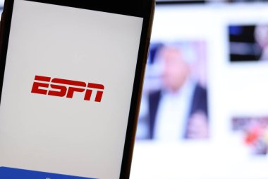 Ekranda Espn logosu olan cep telefonu dizüstü bilgisayarında web sitesi olan yakın plan. Espn Spor Haberleri 'nin arka planı bulanık. Los Angeles, California, Usa - 27 Ekim 2019, Illustrative Editorial