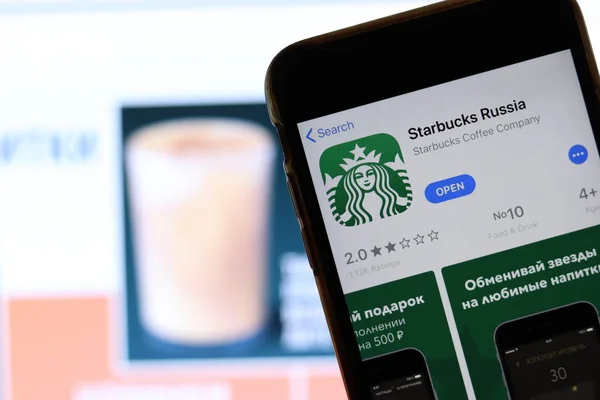 Мобильный Телефон Логотипом Starbucks Экране Крупным Планом Сайтом Ноутбуке Расплывчатый — стоковое фото