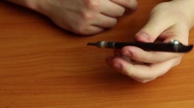 Adam elinde kaliteli tütün piposu çeviriyor. Üst görünümü kapat.