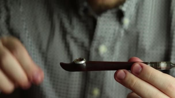 Homme Qui Met Tabac Dans Pipe Fumer Gros Plan Puis — Video