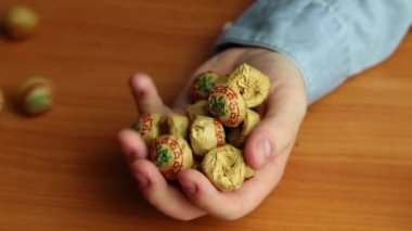 Elimde bir paket Çin çayı var. Geleneksel bitki çayı içme konsepti