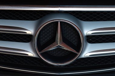 Moskova, Rusya - 1 Haziran 2020: Mercedes Benz araba amblemi yakın plan, İllüstrasyon Editörü