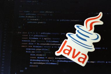 Moskova, Rusya - 1 Haziran 2020: Java logosu arka planda program kodlu İllüstrasyon Editörü.