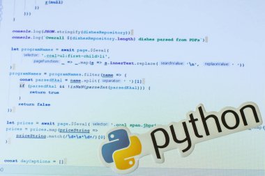 Moskova, Rusya - 1 Haziran 2020: Python logosu arka planda program kodlu Illustrative Editorial.