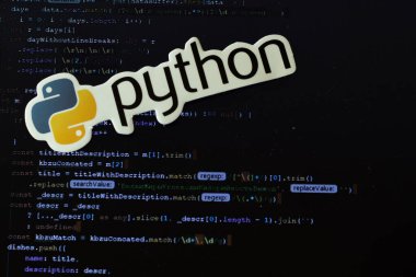Moskova, Rusya - 1 Haziran 2020: Python logosu arka planda program kodlu Illustrative Editorial.