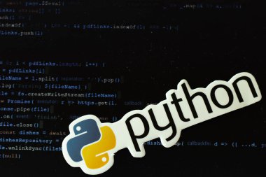 Moskova, Rusya - 1 Haziran 2020: Python logosu arka planda program kodlu Illustrative Editorial.