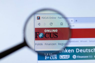 Moskova, Rusya - 1 Haziran 2020: Logolu internet sitesine odaklan, İllüstrasyon Editörü.