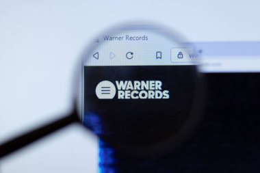 Moskova, Rusya - 1 Haziran 2020: Warner Records logolu web sitesi, Illustrative Editorial.