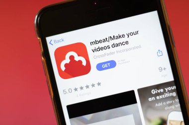 Moskova, Rusya - 1 Haziran 2020: mbeat videolarınızı akıllı telefon, Illustrative Editorial 'da dans uygulaması logosu yapın.