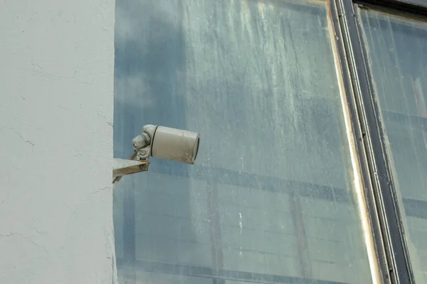 Câmera de segurança CCTV na parede do edifício ao ar livre. Vista urbana de rua — Fotografia de Stock