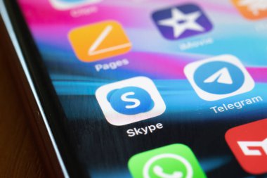 Moskova, Rusya - 1 Haziran 2020: Skype ve Telegram uygulama logosu makro yakın plan, Illustrative Editorial.