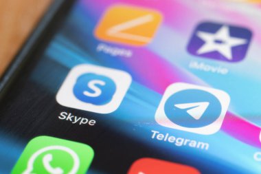 Moskova, Rusya - 1 Haziran 2020: Skype Telegram uygulama logosu makro yakın plan, İllüstrasyon Editörü.