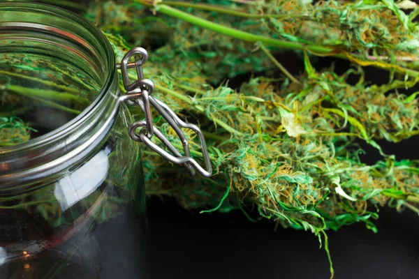 打开空玻璃瓶和大量的大麻背景 杂草业概念 — 图库照片