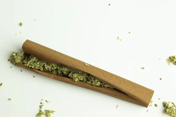 Cannabis Stumpfe Rolle Auf Weißem Hintergrund Isoliert — Stockfoto