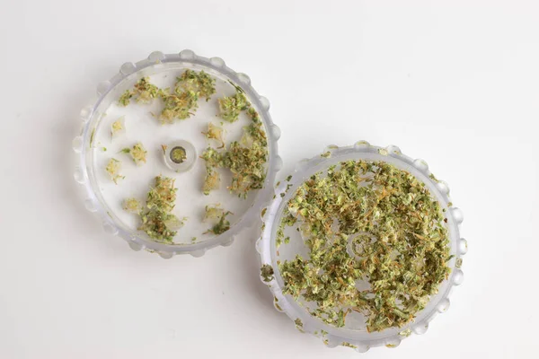 Amoladora Llena Marihuana Vista Superior Sobre Fondo Blanco Cannabis Aislado —  Fotos de Stock