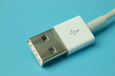 Logo makro fotoğraflı USB kablosu.